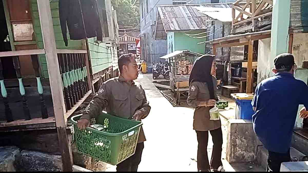 Berjalan dari Rumah ke Rumah, Karang Taruna Desa Kampung Hilir Berbagi Takjil kepada Lansia