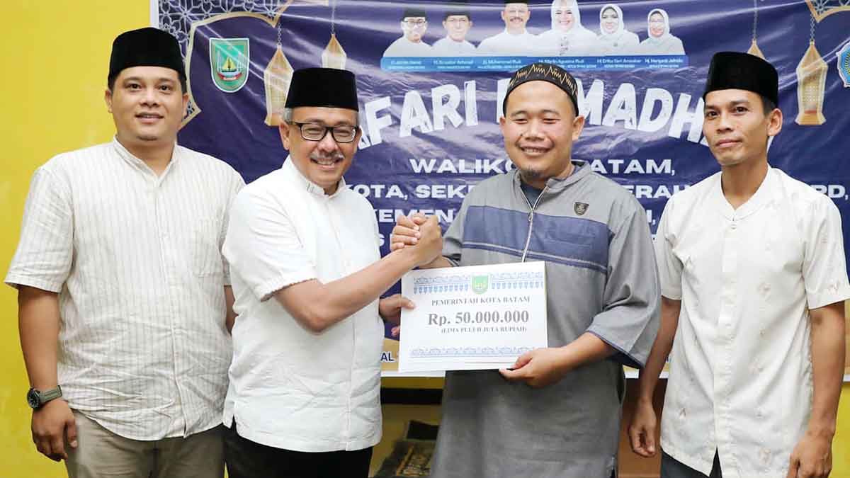Sekda Batam Bantu Rp 50 Juta Untuk Pembangunan Masjid Al Mudzakkirin Tanjung Piayu
