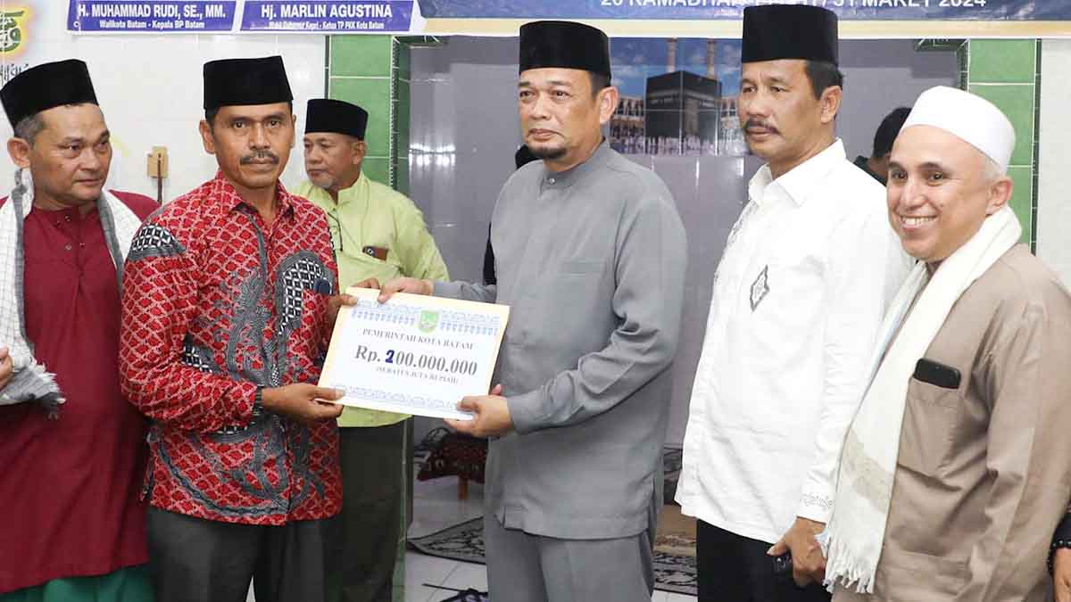 Wali Kota Batam Beri Bantuan Rp 200 Juta Untuk Masjid At Tin dan Musholla Darul Mujahidin