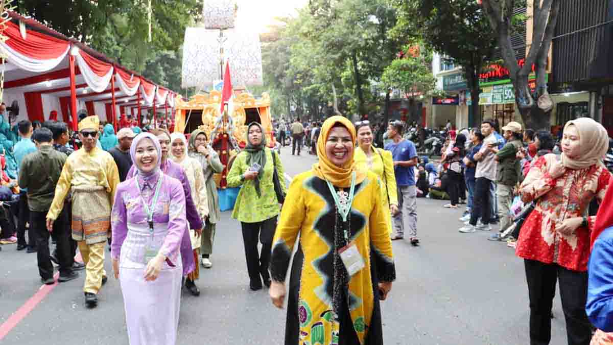 Kendaraan Hias Dekranasda Bintan Meriahkan Parade Defile HKG PKK ke 52 di Kota Solo