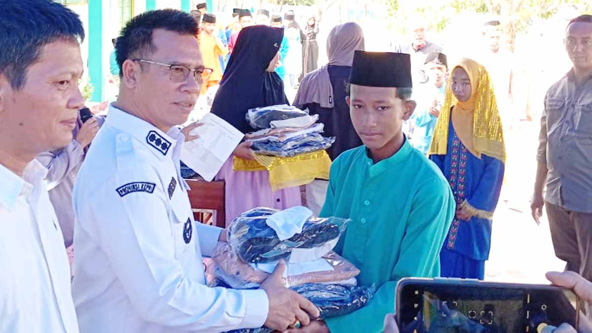 Sentuhan Tulus Bupati Aneng: Seragam Sekolah Gratis Lengkap dari Uang Pribadi untuk Siswa di Anambas