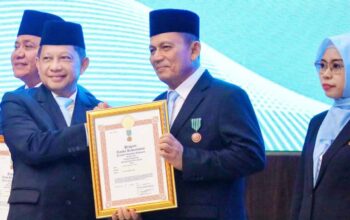 Masuk Tujuh Tokoh Terpilih Nasional, Gubernur Ansar Dianugerahi Satyalancana Wira Karya