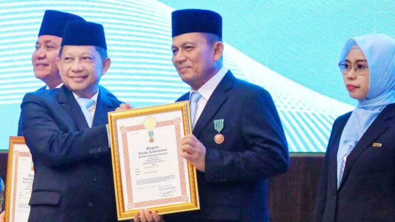 Masuk Tujuh Tokoh Terpilih Nasional, Gubernur Ansar Dianugerahi Satyalancana Wira Karya