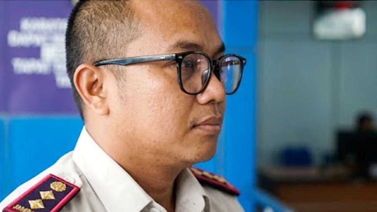 Petugas Imigrasi Karimun memberikan pelayanan keimigrasian sesuai SOP di Pelabuhan Internasional Karimun.